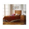 Conjunto de cabecero y mesita de noche en madera maciza color cerezo.